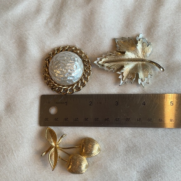 Three Sarah Coventry vintage brooches - Picture 8 of 8
